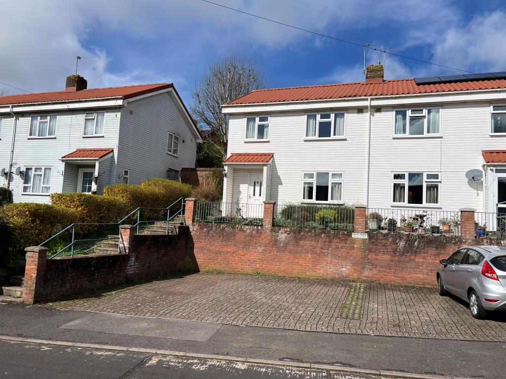 Lot: 35 - HOUSE FOR IMPROVEMENT - End of terrace house on raised plot with off road parking